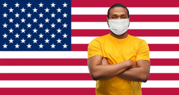 Homem americano africano em máscara médica protetora — Fotografia de Stock