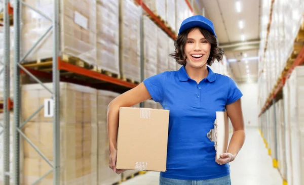 Ragazza felice consegna con pacco scatola a magazzino — Foto Stock