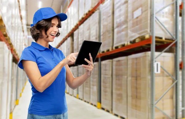 Chica entrega feliz con la tableta PC en el almacén — Foto de Stock