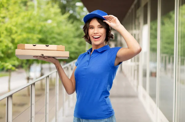 Leverans kvinna med hämtmat pizza lådor — Stockfoto