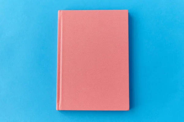 Ноутбук или дневник на синем фоне — стоковое фото