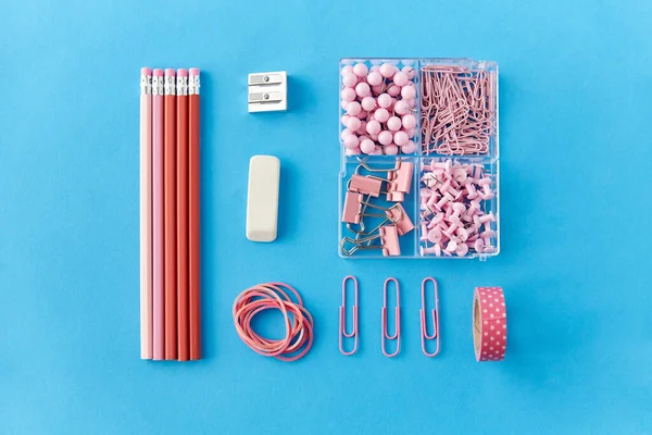 Ołówki, pinezki, klipsy, gumki, temperówki i gumy — Zdjęcie stockowe