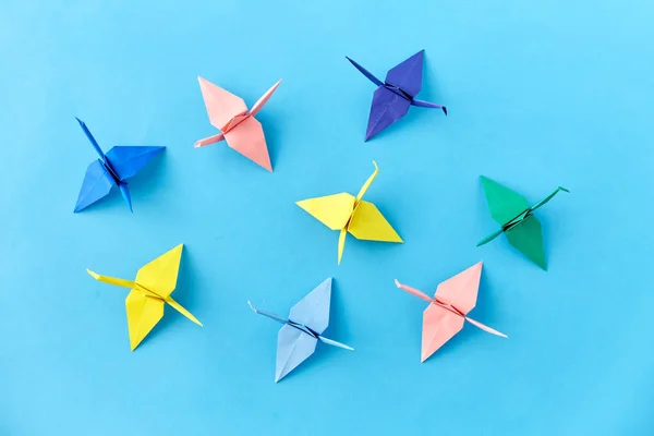 Gru di carta origami su sfondo blu — Foto Stock