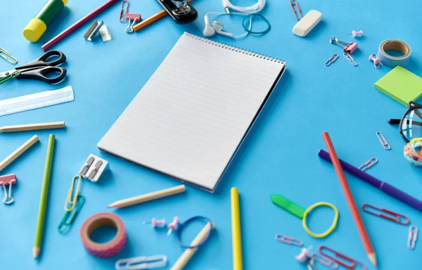 Mavi arka planda not defteri ve okul malzemeleri — Stok fotoğraf