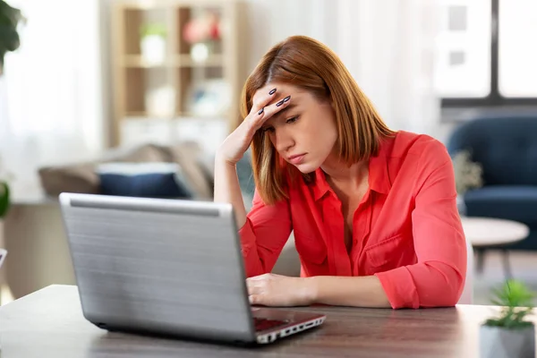 Mulher estressada com laptop trabalhando no escritório em casa — Fotografia de Stock