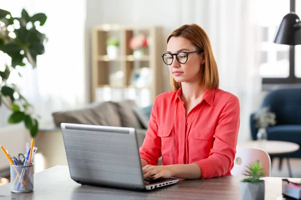 Femme avec ordinateur portable travaillant au bureau à domicile — Photo