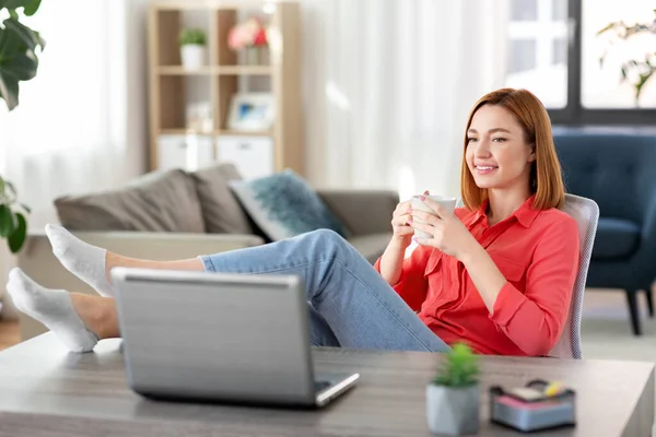 Mujer con portátil beber café en casa oficina —  Fotos de Stock