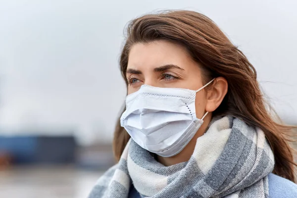 Giovane donna con maschera protettiva medica — Foto Stock