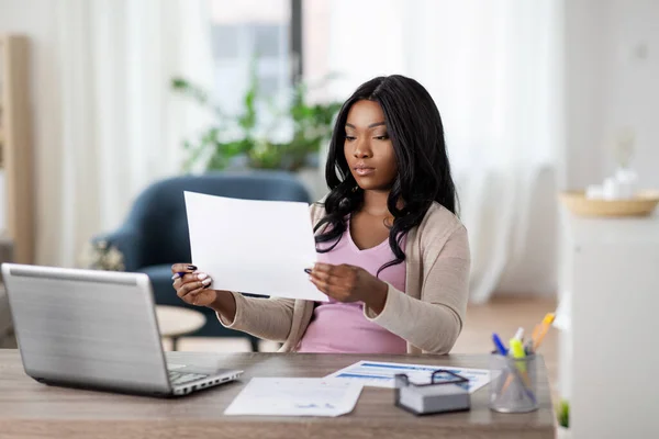 Donna con computer portatile e carte a casa ufficio — Foto Stock