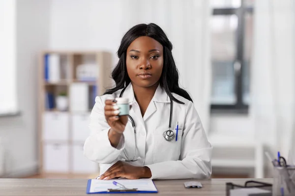 Africký americký lékař s léky v nemocnici — Stock fotografie