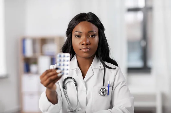 African-amerikansk lege med medisin på sykehus – stockfoto