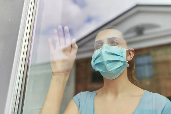 Beteg fiatal nő védőorvosi maszkot visel — Stock Fotó