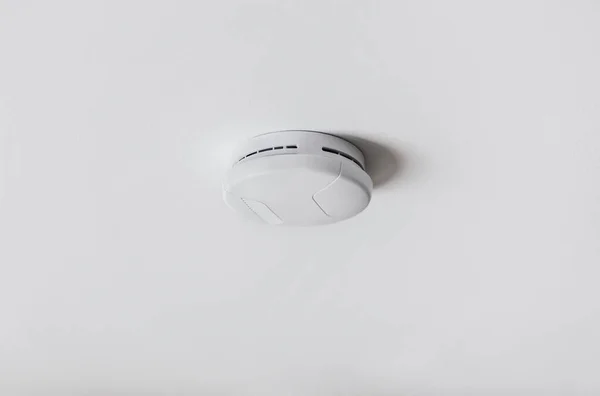 Alarma de humo, sensor o detector en el techo blanco —  Fotos de Stock
