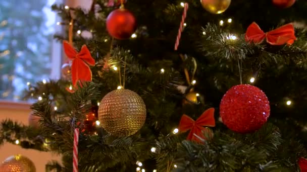 Versierde kunstmatige kerstboom thuis — Stockvideo