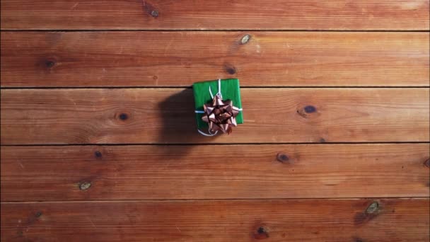 Presente de Natal animado desembalagem de fones de ouvido — Vídeo de Stock