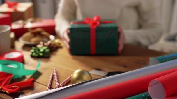 Nő csomagolás karácsonyi ajándékok otthon — Stock videók