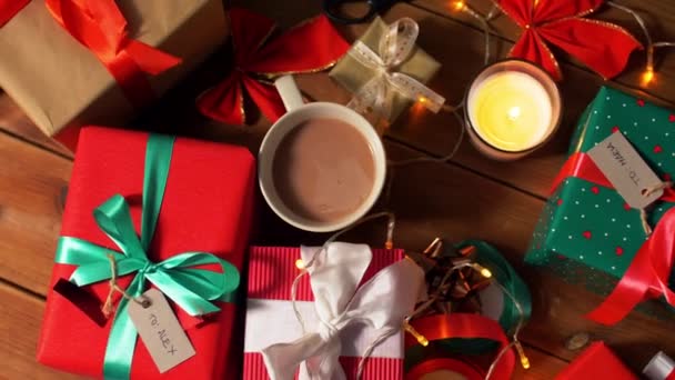 Kerstcadeaus, kaarsen, koffie en slinger verlichting — Stockvideo