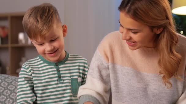 Matka i syn bawią się zabawkami w domu — Wideo stockowe