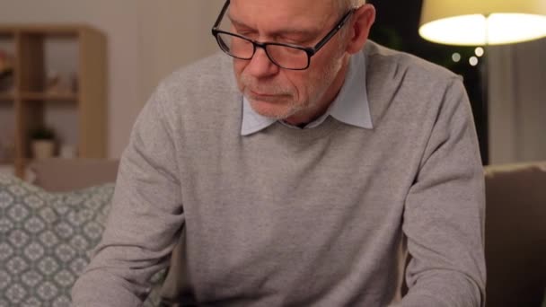 Senior man die thuis geld telt — Stockvideo