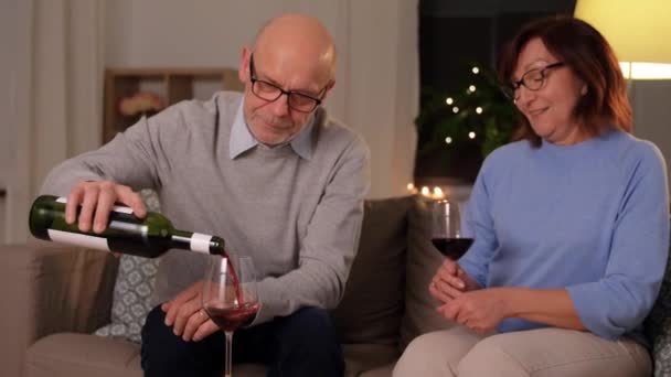 Gelukkig senior paar drinken rode wijn thuis — Stockvideo