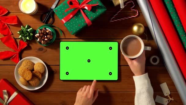 Vrouw met tablet computer en koffie op kerst — Stockvideo