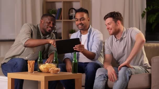 Amigos do sexo masculino com tablet pc beber cerveja em casa — Vídeo de Stock