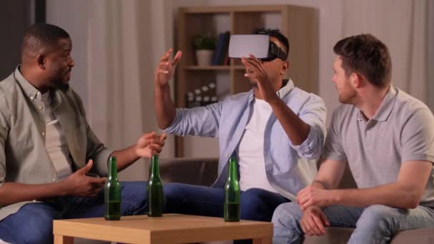 Man vän med vr glasögon hemma på natten — Stockvideo