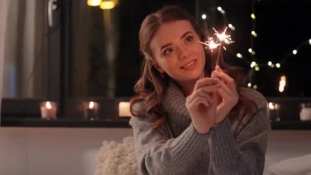 Jovem mulher feliz com sparklers em casa — Vídeo de Stock