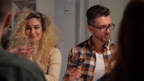 Amigos felices teniendo la cena de Navidad en casa — Vídeos de Stock