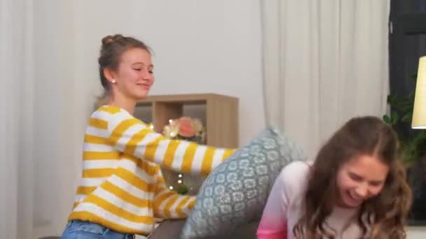 幸せな十代の若者が枕を持って家で戦う — ストック動画