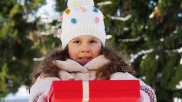 Gelukkig meisje met kerstcadeau in winter park — Stockvideo