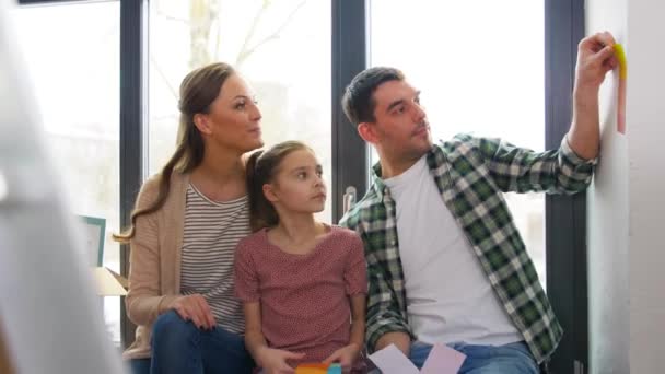 Família feliz com paleta de cores se movendo para nova casa — Vídeo de Stock