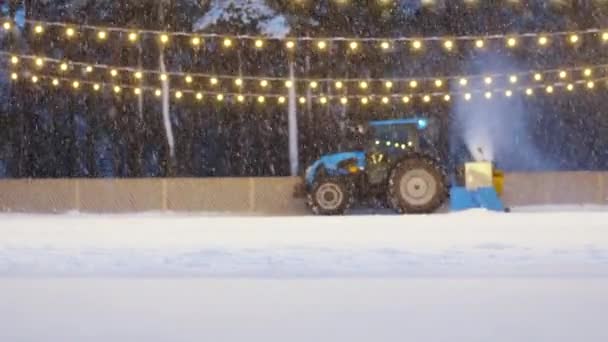 Korcsolyapályás traktor jégfelütővel — Stock videók