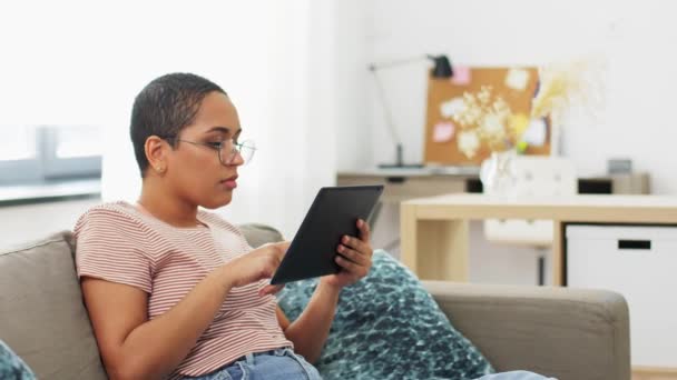 非洲裔美国妇女，家里有平板电脑 — 图库视频影像