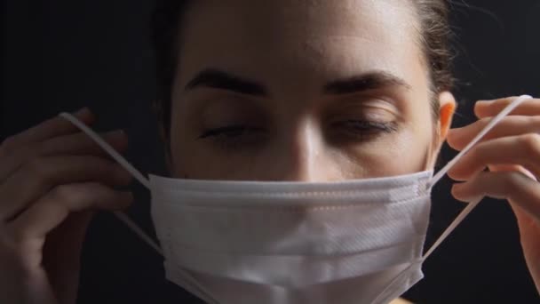 Malato giovane donna indossando maschera medica protettiva — Video Stock