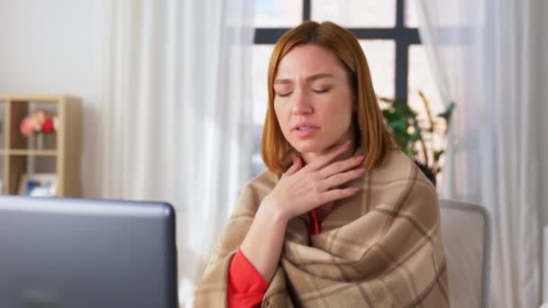 Zieke vrouw met video bellen op laptop thuis — Stockvideo