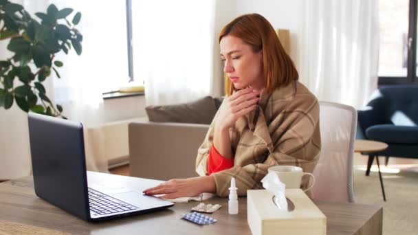 Beteg nő miután video hívás laptop otthon — Stock videók