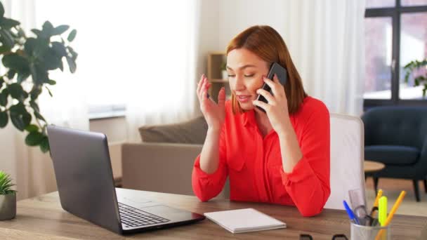 Wütende Frau telefoniert im Home Office mit Smartphone — Stockvideo