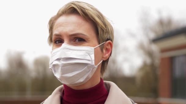 Jovem mulher usando máscara médica protetora — Vídeo de Stock