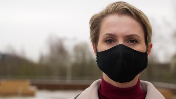 Woman wearing protective reusable barrier mask — Stock Video
