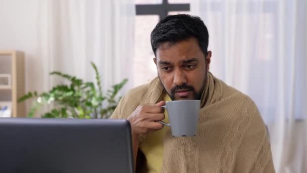 Doente indiana homem ter vídeo chamada no laptop — Vídeo de Stock