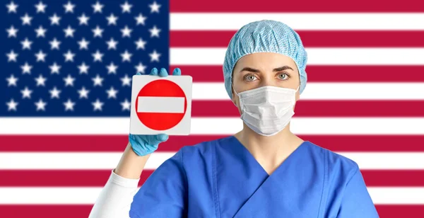 Amerikansk läkare eller sjuksköterska i mask med stoppskylt — Stockfoto