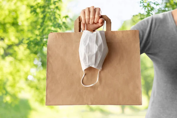 Mujer con bolsa de compras, mascarilla y guantes — Foto de Stock