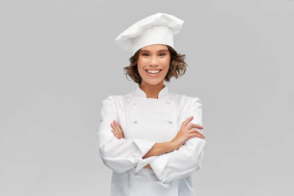 Chef sonriente en toque con brazos cruzados —  Fotos de Stock