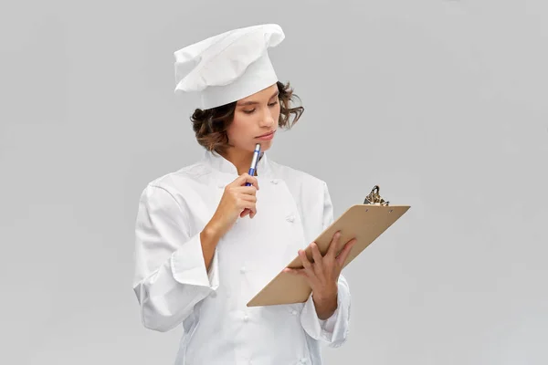 Chef feminino no toque com prancheta — Fotografia de Stock