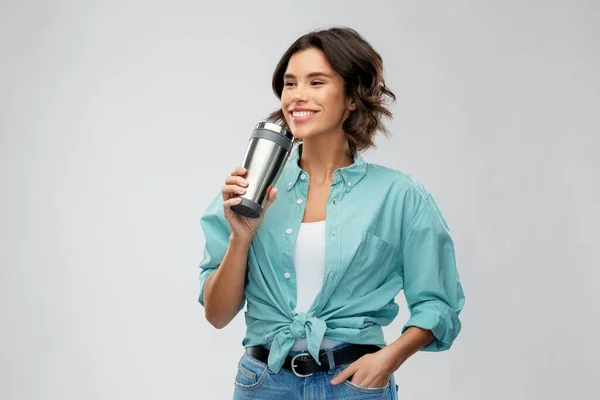 Mujer con termo taza o vaso para bebidas calientes —  Fotos de Stock