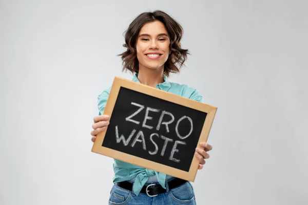 Glückliche Frau mit Kreidetafel ohne Worte der Verschwendung — Stockfoto