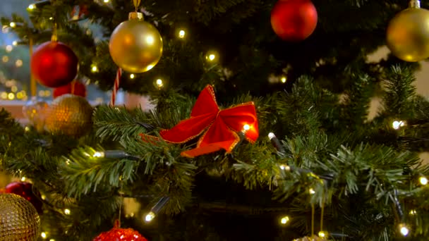 Зеленые искусственные украшенные рождественские елки дома — стоковое видео