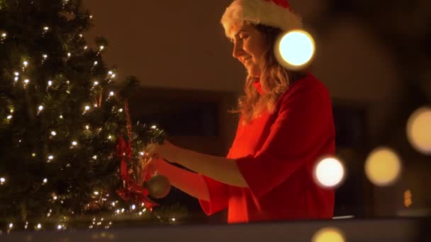 Mulher feliz decoração árvore de Natal com bola — Vídeo de Stock