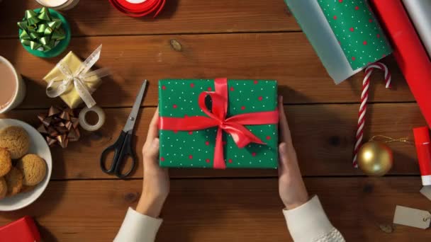 Vrouw verpakking kerstcadeau thuis — Stockvideo